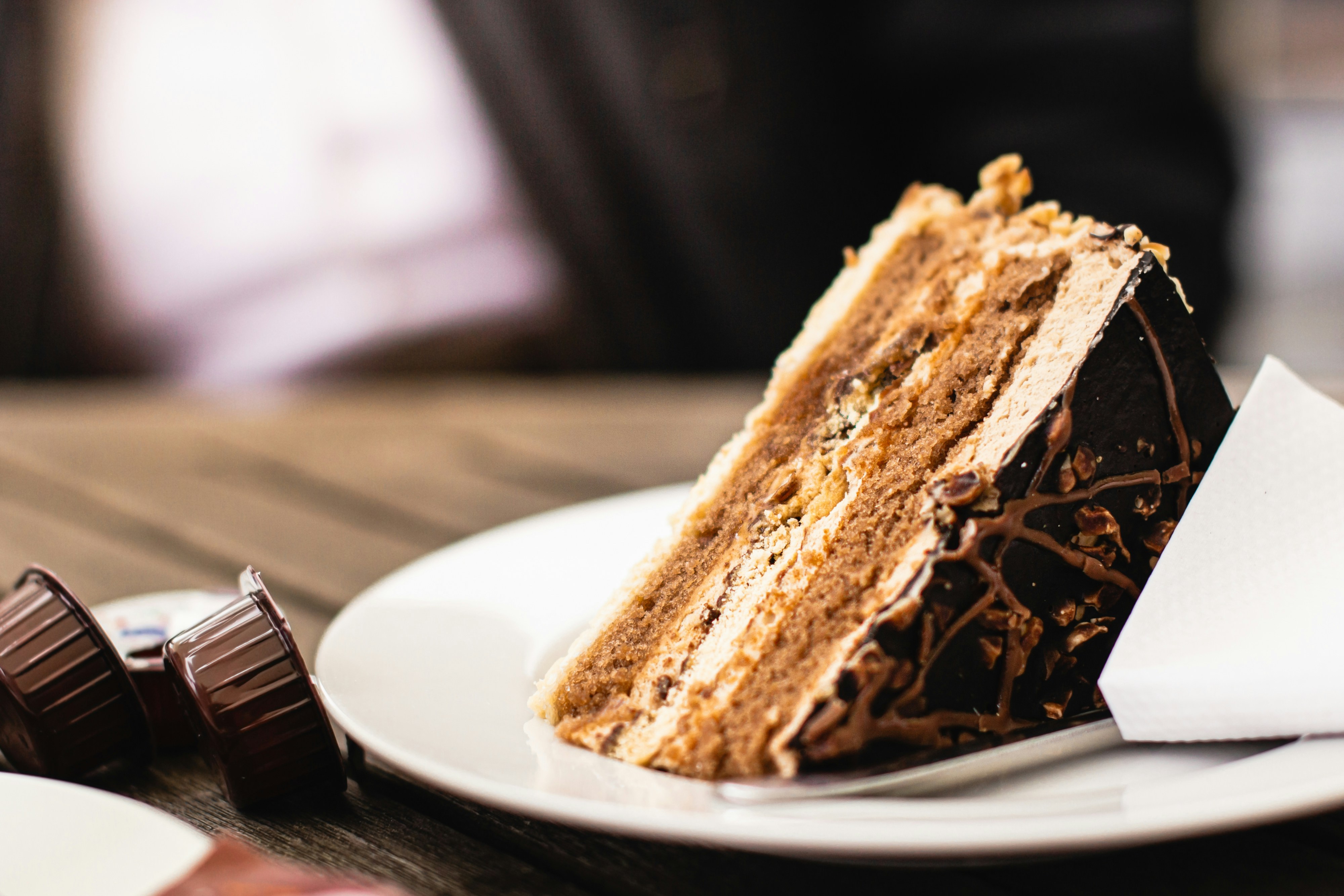 Stück Kuchen auf einem Keramikteller