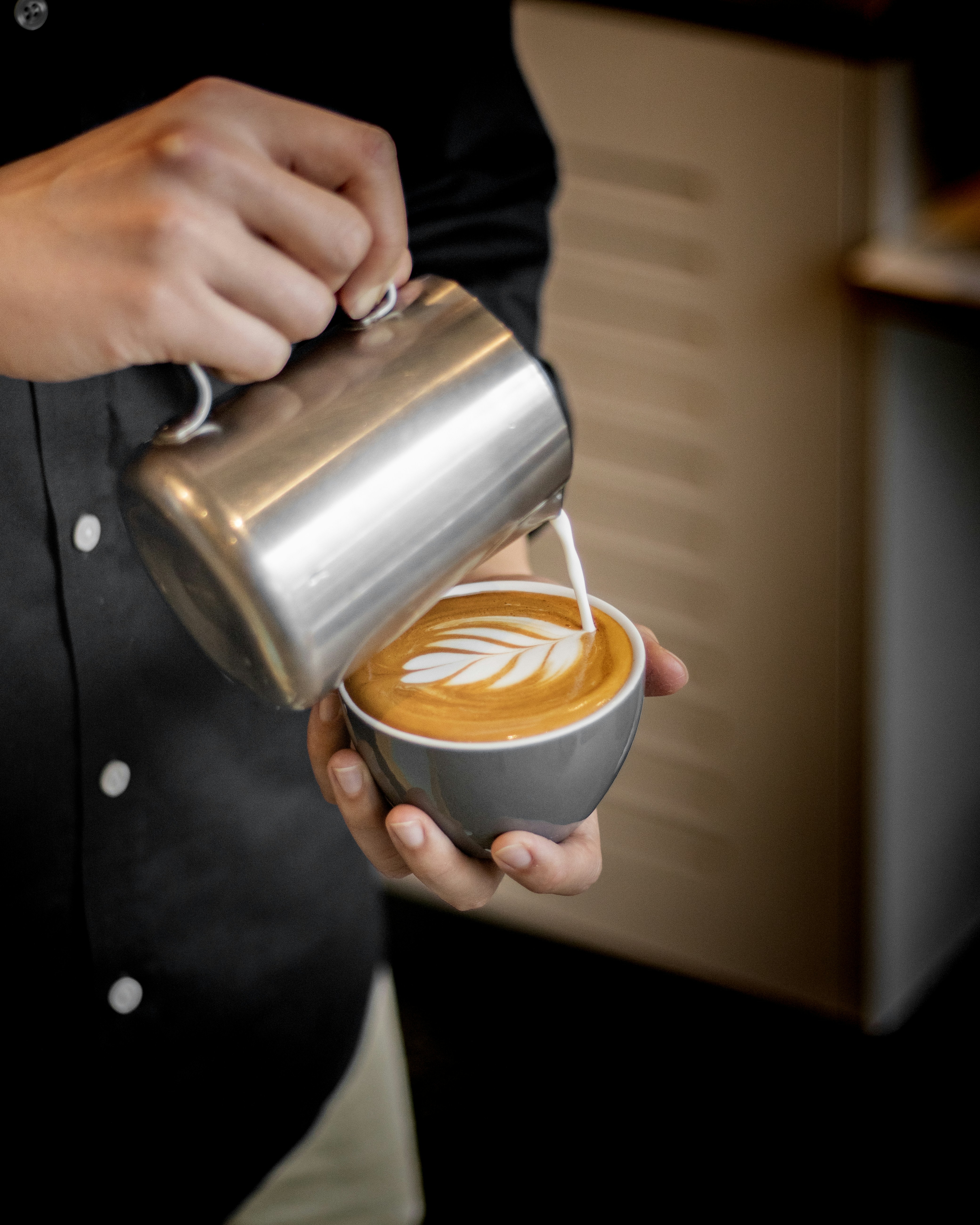 Barista bereitet einen Espresso zu